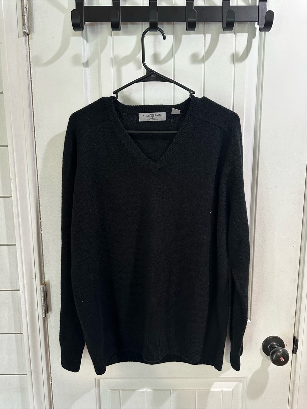 Alan Paine Men's V-Neck 100% cashmere Sweater — Black